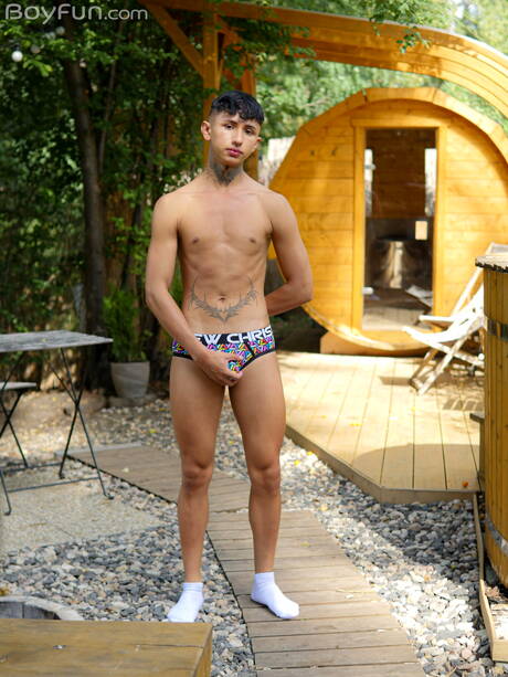 O lindo garoto americano Archi Gold fica nu e mostra uma bela bunda ao ar livre