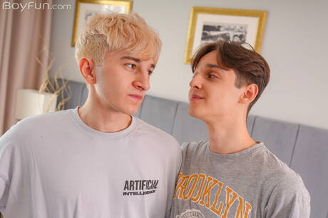 Russische hete twink Alpan Stone en Russische hete twink Tony Keit in een hete kontneuk in de buitenlucht