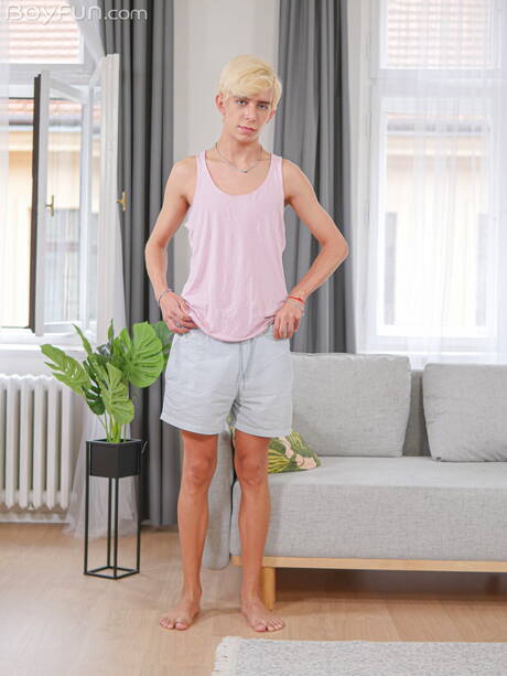 拉丁裔帥哥 Rick Vilela 全裸出鏡，秀出緊實的臀部