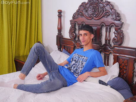 Latin hot twink Axel Turner posing nude