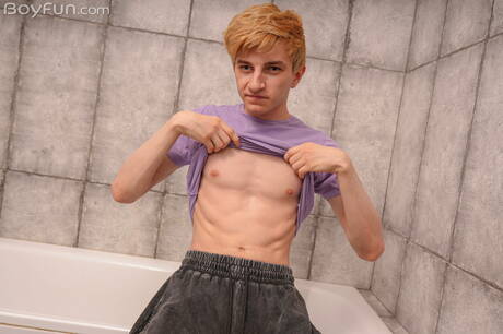 Rosyjski młodzieniec Alpan Stone rozbiera się i pokazuje ciasny tyłek pod prysznicem