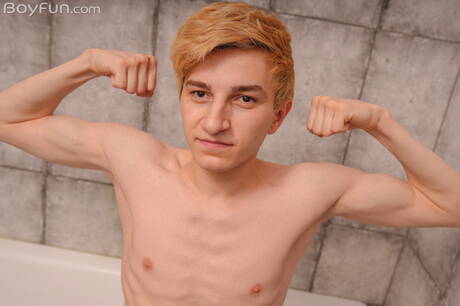 Rosyjski młodzieniec Alpan Stone rozbiera się i pokazuje ciasny tyłek pod prysznicem