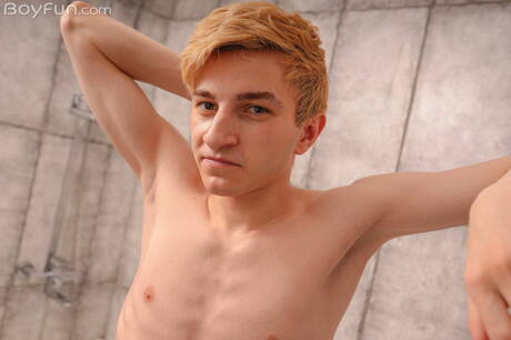 Rosyjski młodzieniec Alpan Stone rozbiera się i pokazuje ciasny tyłek pod prysznicem