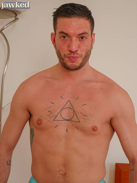 Beefcake Rico Fatale si spoglia e mostra un bel culo