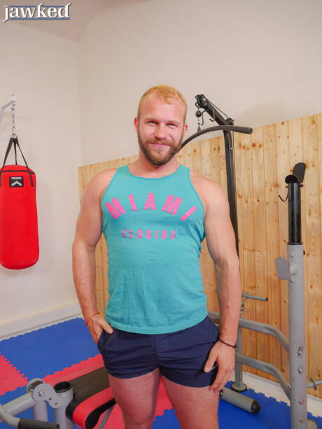 捷克健美選手馬利克·托比亞斯脫衣服，露出臀部