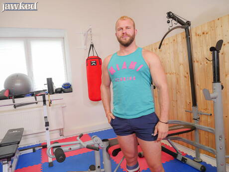 捷克健美選手馬利克·托比亞斯脫衣服，露出臀部