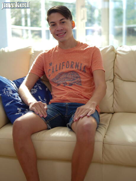 拉丁小夥丹尼·比安奇脫衣服露出臀部