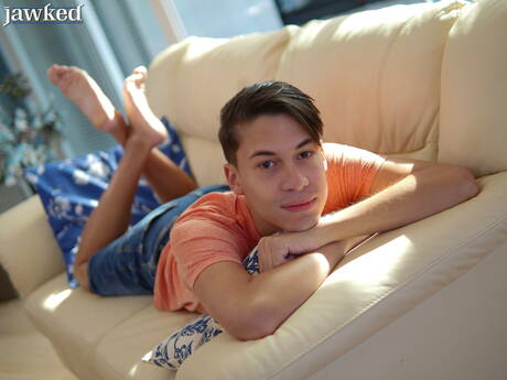 Der junge Lateinamerikaner Danny Bianchi zieht sich aus und zeigt seinen Hintern