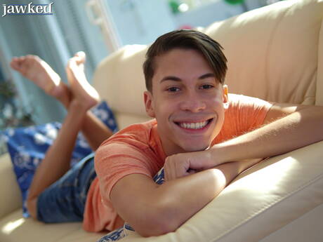 Der junge Lateinamerikaner Danny Bianchi zieht sich aus und zeigt seinen Hintern