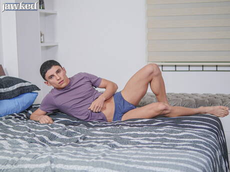 Der kolumbianische Hengst Joaquin Santana posiert nackt und zeigt einen schönen Hintern