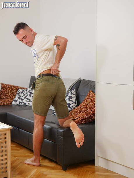 De goed gebouwde Tsjechische Daniello Danure poseert naakt en laat zijn hete kont zien