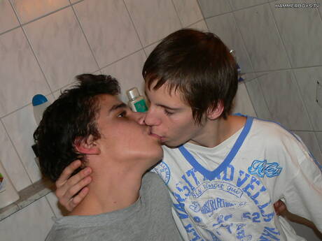 Der junge Kerl Denis Rakay und der heiße Twink Richard Koole haben einen guten Oralsex im Badezimmer