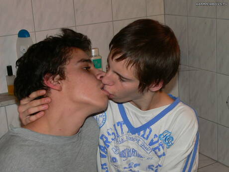 Der junge Kerl Denis Rakay und der heiße Twink Richard Koole haben einen guten Oralsex im Badezimmer