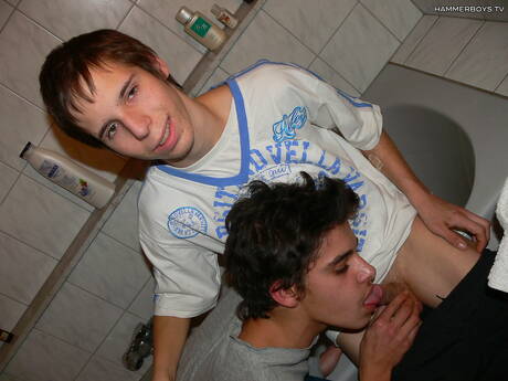 Der junge Kerl Denis Rakay und der heiße Twink Richard Koole haben einen guten Oralsex im Badezimmer