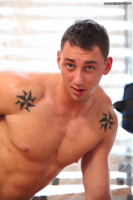 Le beau gosse Enzo Bloom et le costaud Heat Denson se sucent et se baisent mutuellement