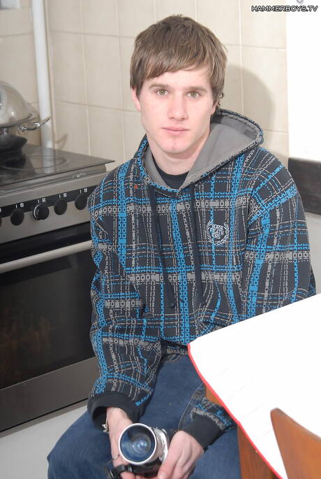 年輕的帕爾默劉易斯 (Palmer Lewis) 和性感的年輕男友彼得梅 (Peter May) 在廚房裡互相吮吸和操弄