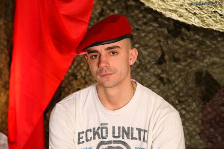 Der kräftige Patrik Ruben masturbiert