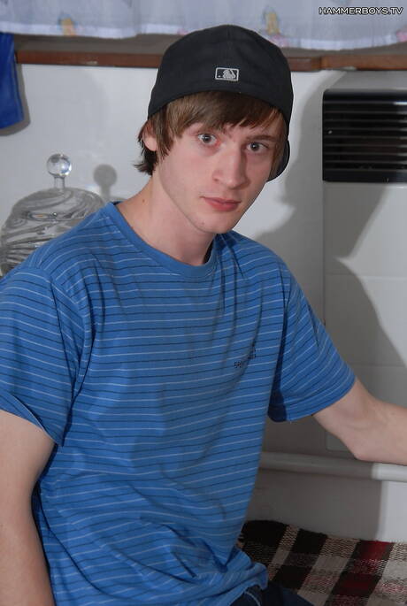 Ładny chłopak Milan Tatoo i ładny chłopak Rob Kareta wiercą tyłek