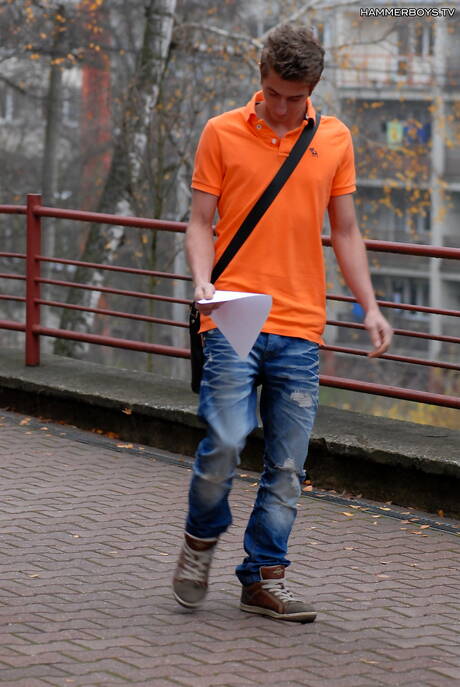 Le mec séduisant Dan Trojan et le garçon sensuel Mark Andreas ont un bon sexe oral en extérieur