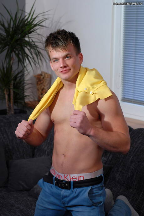 Le mec séduisant Dan Trojan et le garçon sensuel Mark Andreas ont un bon sexe oral en extérieur