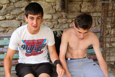 若い男グレッグ・ナディと若い男サイモン・デイルが熱い尻を突き合わせる