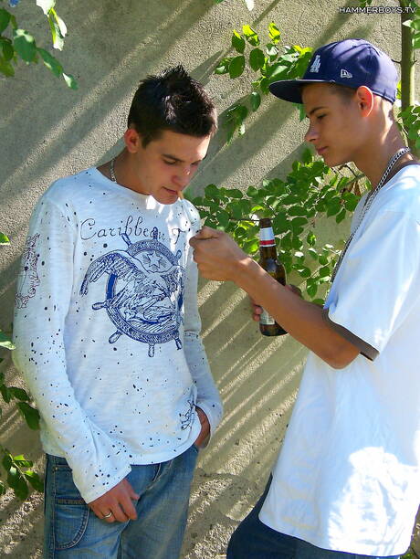 ロシアのスタッドアンドレイカレーニンは屋外でチンポをしゃぶった後にファックする