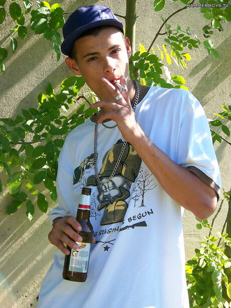 ロシアのスタッドアンドレイカレーニンは屋外でチンポをしゃぶった後にファックする