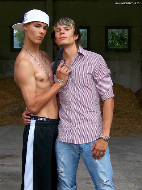 ロシアのスタッドアンドレイカレーニンは屋外でチンポをしゃぶった後にファックする