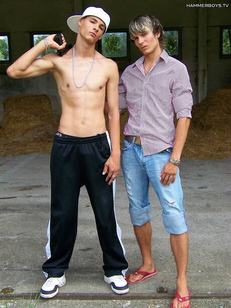 ロシアのスタッドアンドレイカレーニンは屋外でチンポをしゃぶった後にファックする