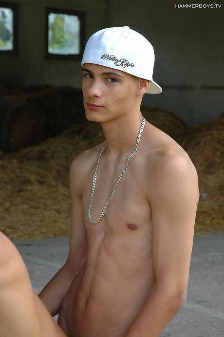 ロシアのスタッドアンドレイカレーニンは屋外でチンポをしゃぶった後にファックする