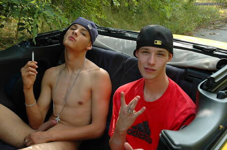 ロシアのスタッドアンドレイカレーニンは屋外でチンポをしゃぶった後にファックする