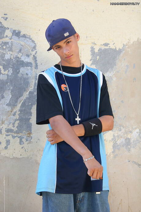 ロシアのスタッドアンドレイカレーニンは屋外でチンポをしゃぶった後にファックする