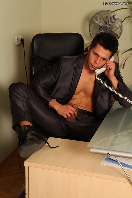 Przystojniak Ennio Guadri i przystojniak Robin Berg uprawiają dobry seks analny