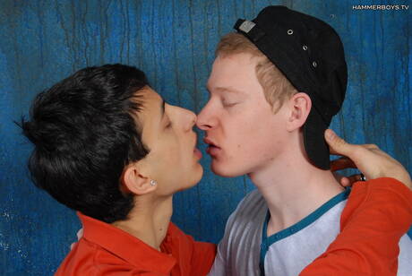 Le jeune mec Jan Little et le beau garçon Mario Stefany ont un bon sexe oral