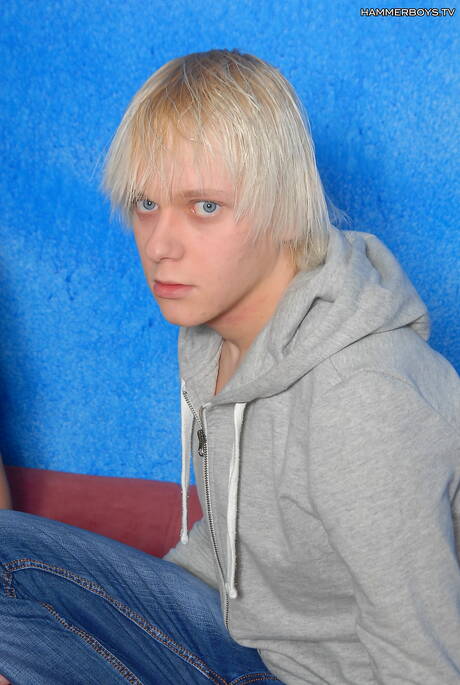 Le minet Marco Divo et le jeune garçon Steve Rooby se sucent et se baisent