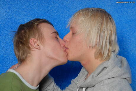 Le minet Marco Divo et le jeune garçon Steve Rooby se sucent et se baisent