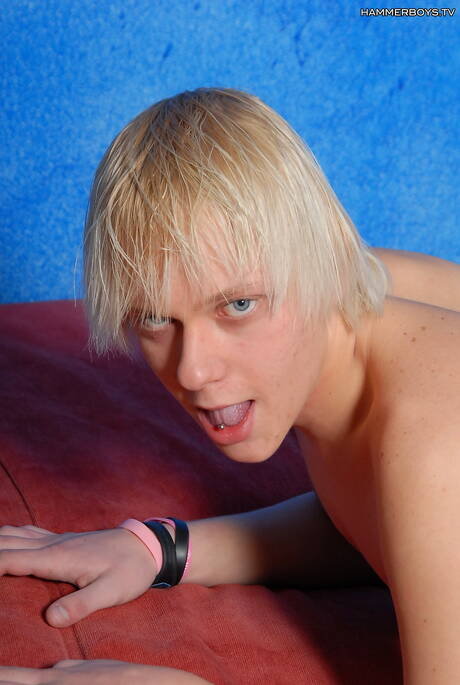 Le minet Marco Divo et le jeune garçon Steve Rooby se sucent et se baisent