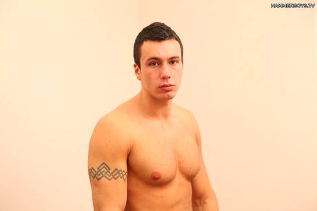 El tipo duro Greg Taylor se masturba