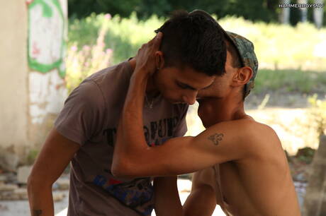 Hübscher Junge Roman Geremy und junger Tamas Pisti ficken Arsch, nachdem sie draußen geblasen haben