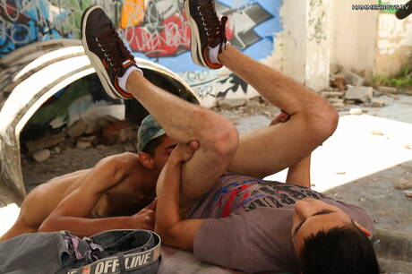 Hübscher Junge Roman Geremy und junger Tamas Pisti ficken Arsch, nachdem sie draußen geblasen haben