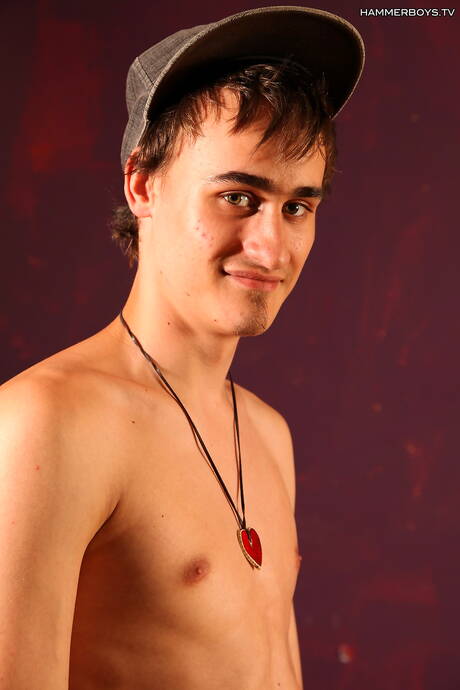 Młody chłopak Nike Summerfeld masturbuje się swoim penisem