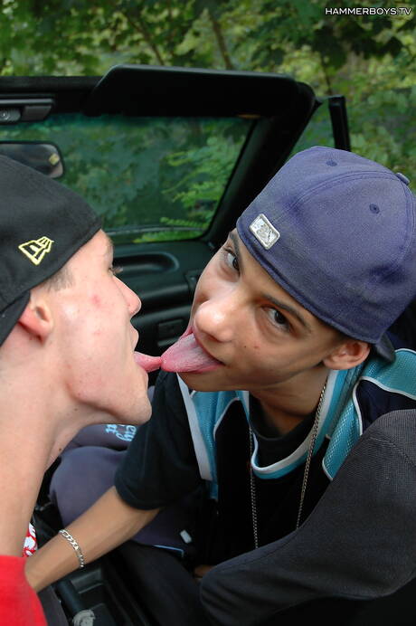 Le jeune garçon Andrei Karenin et le jeune Peter Muller font l