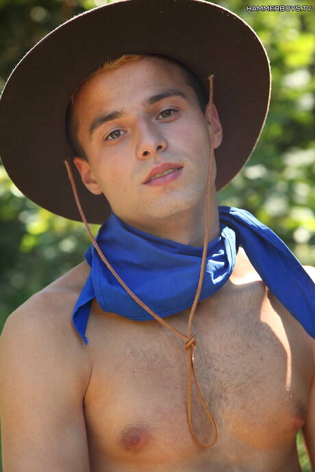 身材魁梧的 Denis Surovcik 和肌肉發達的 Jordan Lopez 在戶外享受火熱的性愛