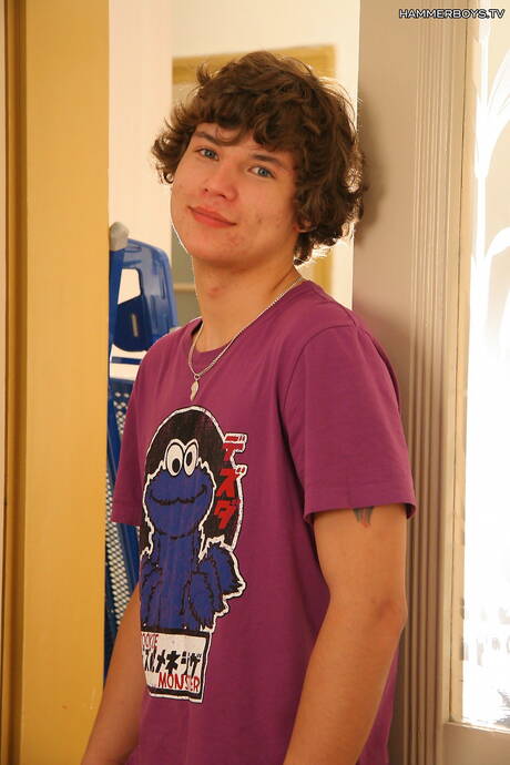 Der hübsche Junge Roman Sonik zieht sich aus