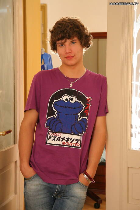 Der hübsche Junge Roman Sonik zieht sich aus