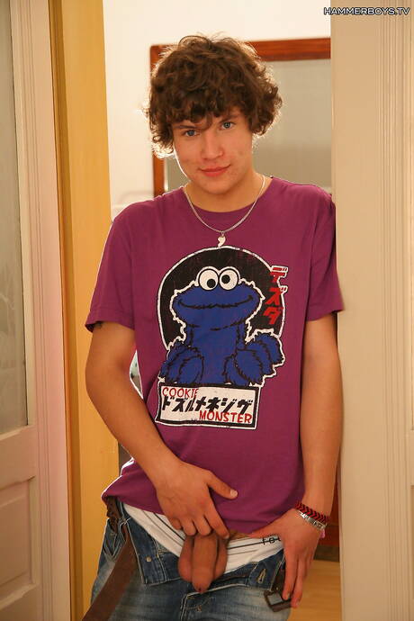 Der hübsche Junge Roman Sonik zieht sich aus