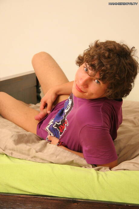 Der hübsche Junge Roman Sonik zieht sich aus