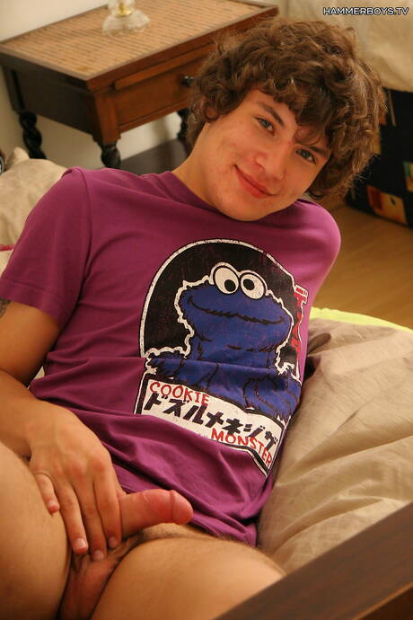 Der hübsche Junge Roman Sonik zieht sich aus