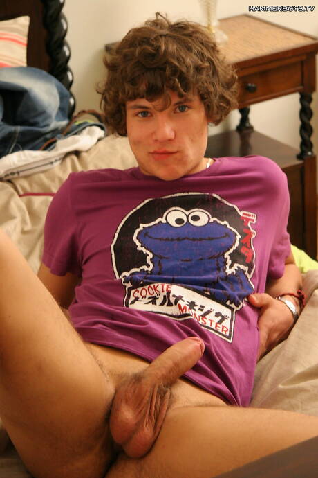 Der hübsche Junge Roman Sonik zieht sich aus