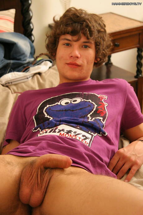 Der hübsche Junge Roman Sonik zieht sich aus